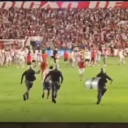 Torcedor do Náutico é agredido por policiais ao invadir gramado dos Aflitos para comemorar acesso Torcedor do Náutico é agredido por policiais ao invadir gramado dos Aflitos para comemorar acesso