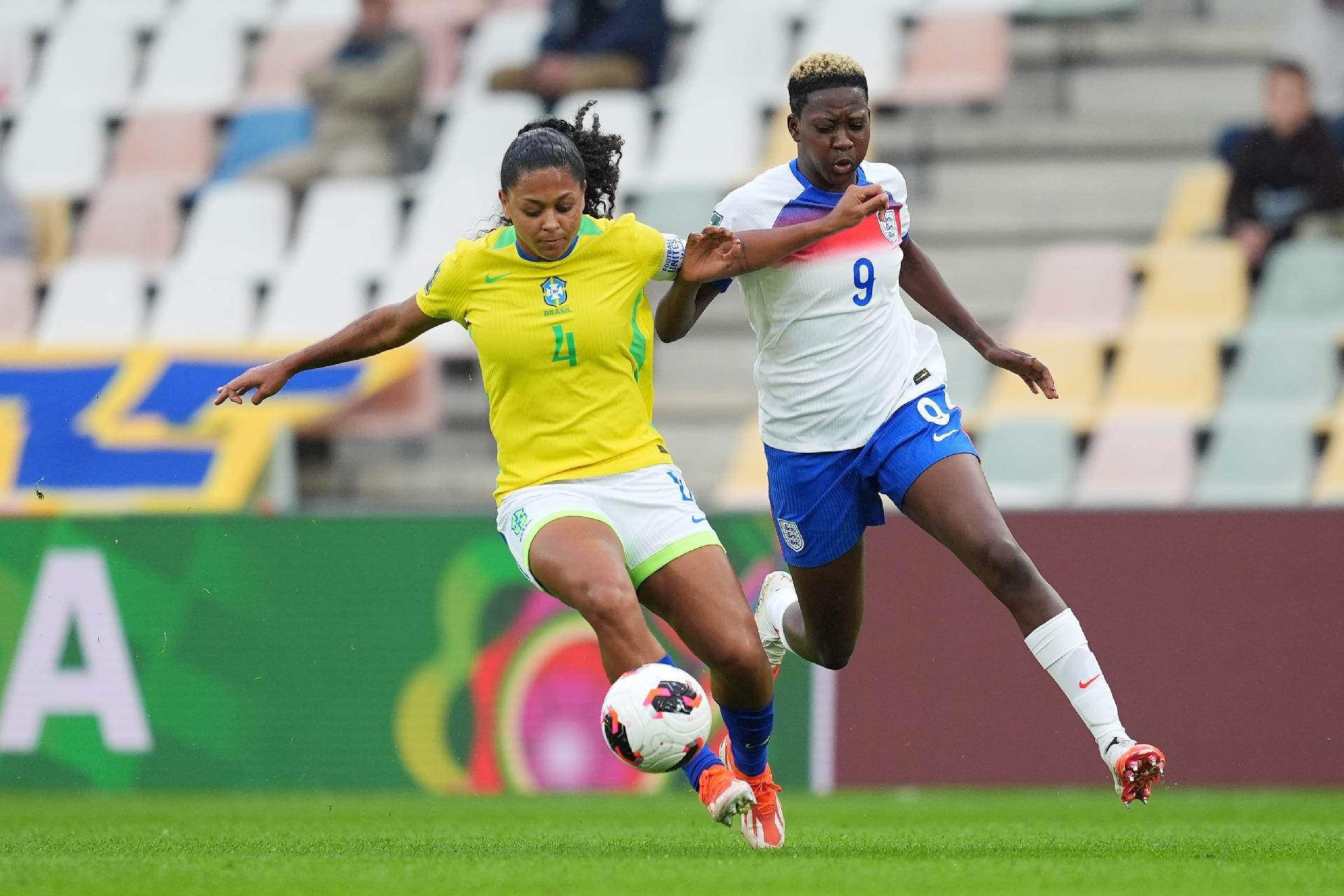 Ana Beatriz, da seleção brasileira, disputa com Princess Ademiluyi, da Inglaterra, pela Copa do Mundo feminina sub-20 - undefined