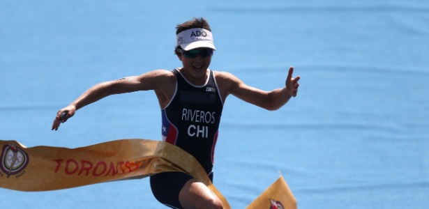 Bárbara Riveros, do Chile, comemora medalha de ouro na prova de triatlo do Pan