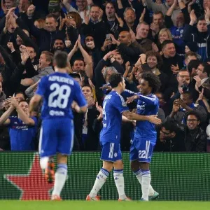 Jogadores do Chelsea comemoram com William o primeiro gol do time inglês contra o Dínamo Kiev - Glyn Kirk / AFP