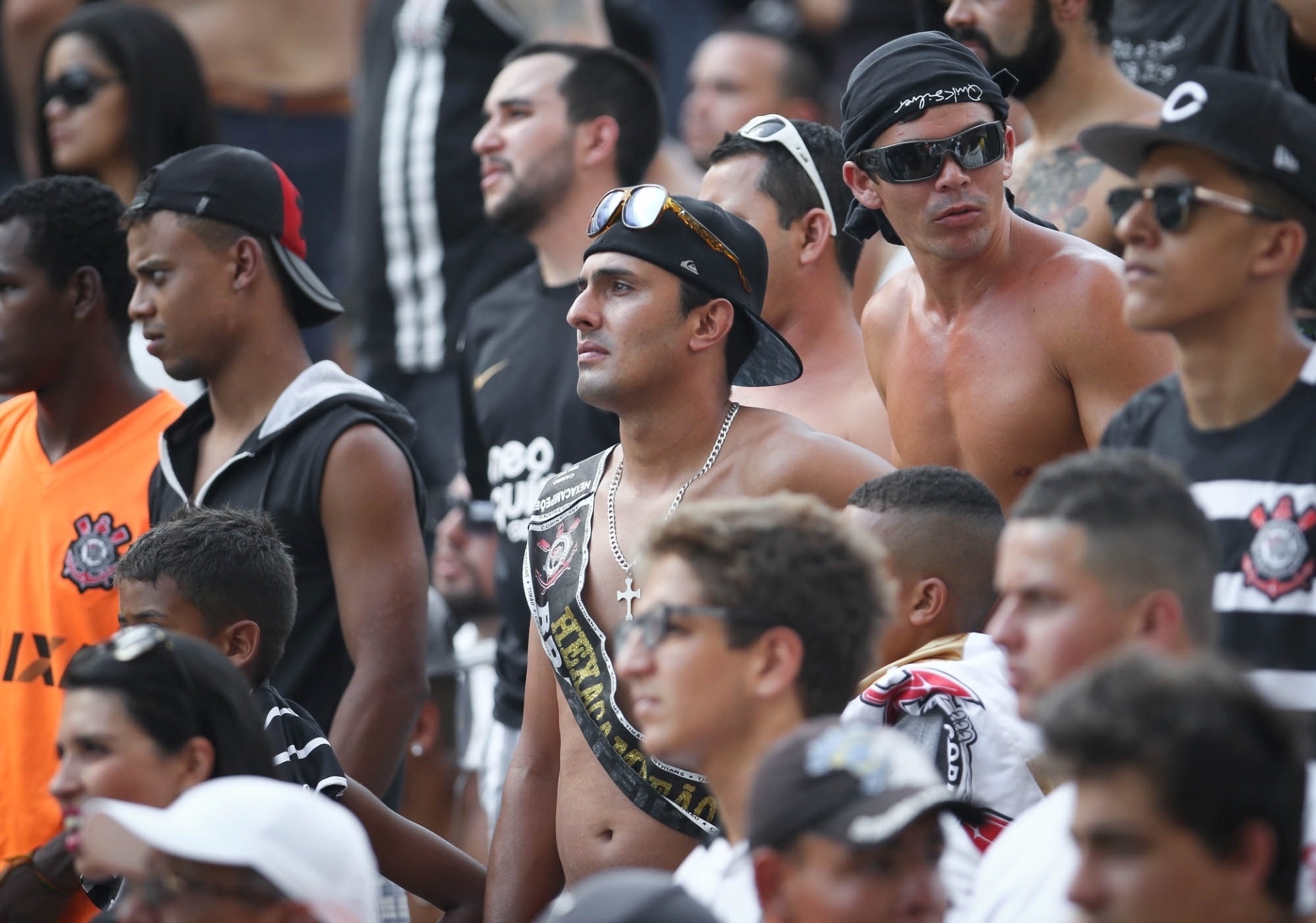 Detalhe do torcedor corintiano na arquibancada da Arena antes do clássico contra o São Paulo, pelo Paulistão - Ricardo Nogueira/Folhapress