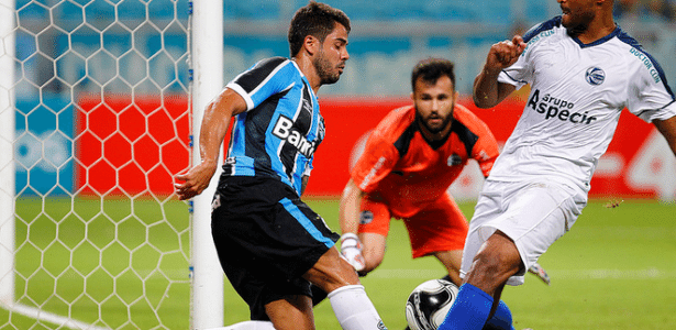 Henrique Almeida participa de lance no time do Grêmio - Lucas Uebel/ Divulgação/Grêmio