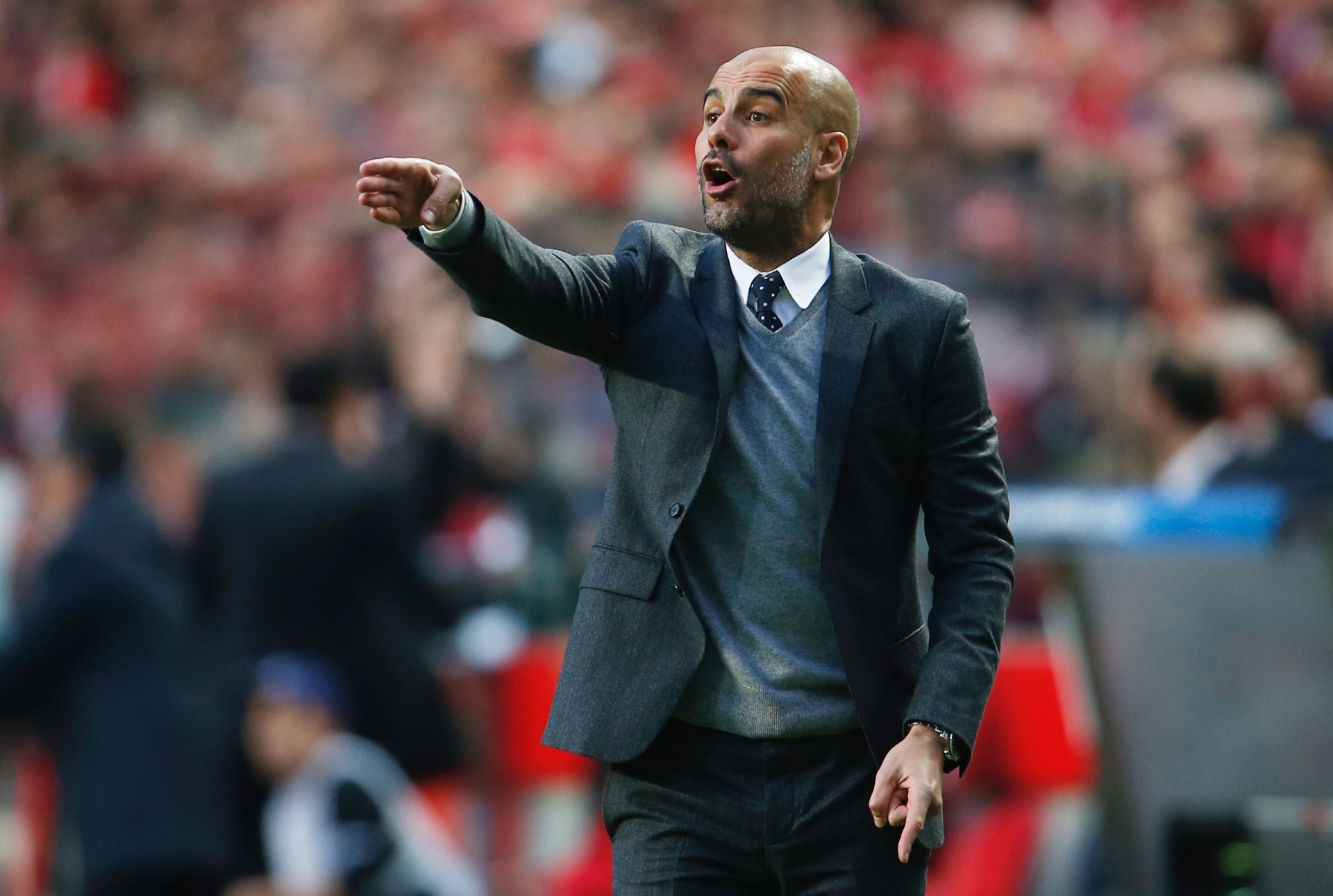 Guardiola orienta os jogadores do Bayern de Munique contra o Benfica pela Liga dos Campeões - Rafael Marchante/Reuters