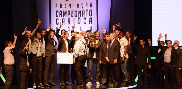 Eurico e jogadores do Vasco gritam o "casaca" na premiação do Campeonato Carioca - Úrsula Nery/Agência FERJ