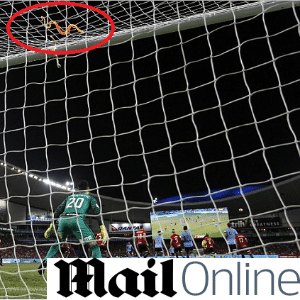 Torcida atira cobras de brinquedo em goleiro que trocou time por rival - Reprodução/Daily Mail Online