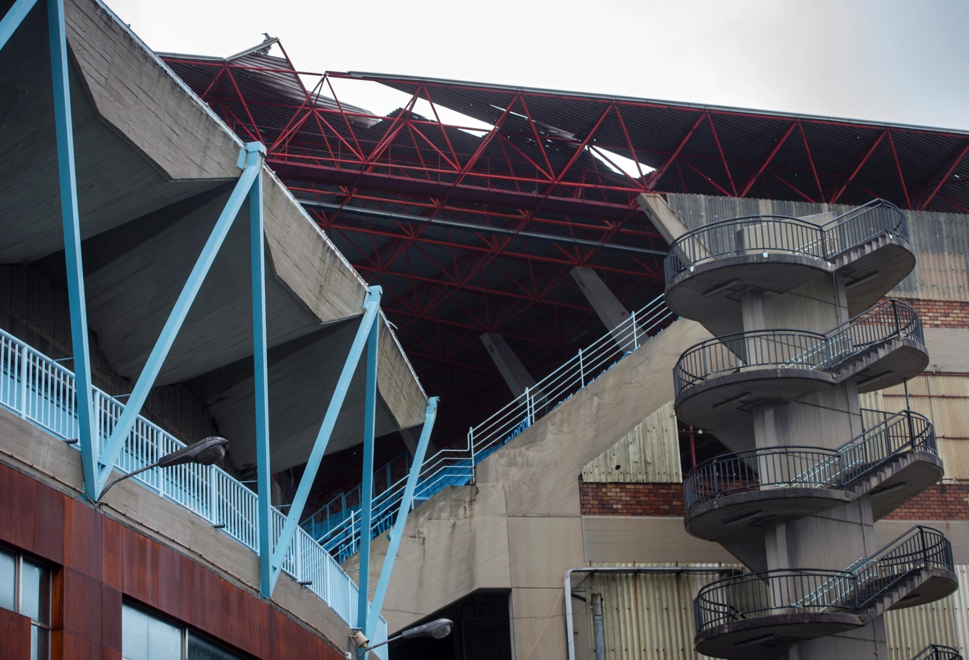 Cobertura do Estádio Balaídos, Celta de Vigo, é danificada pelos ventos  - AFP PHOTO / MIGUEL RIOPA 