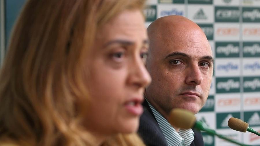 O presidente do Palmeiras, Mauricio Galiotte, observa a presidente da Crefisa, Leila Pereira - Cesar Greco/Fotoarena
