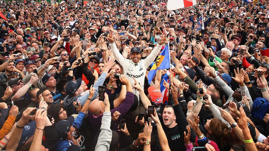 Lewis Hamilton comemora vitória em Silverstone no meio dos torcedores em 2017 - Clive Mason/Getty Images