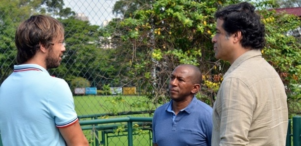 Lugano, Mineiro e Raí conversam durante treino do São Paulo, nesta sexta-feira