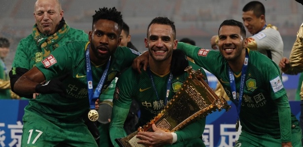 Renato Augusto (centro) posa com o troféu da Copa da China - Divulgação/Site sina