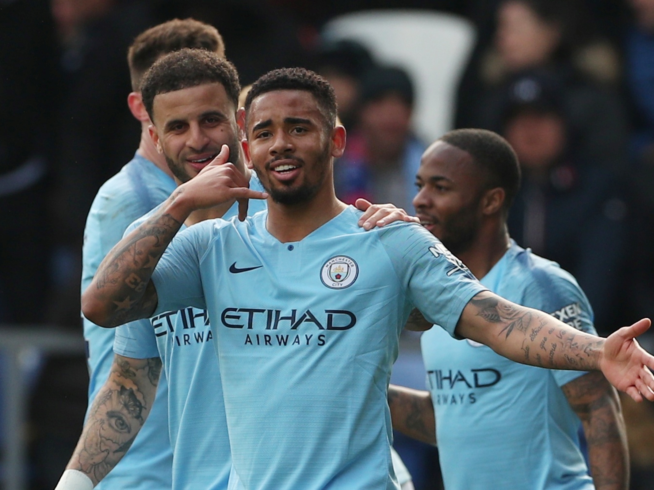 City soma seis vitórias em seis jogos na Premier League e segue