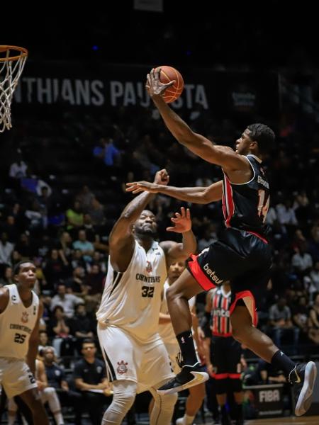 Georginho, do São Paulo, parte para a bandeja em jogo contra o Corinthians pelo NBB - Beto Miller/Corinthians