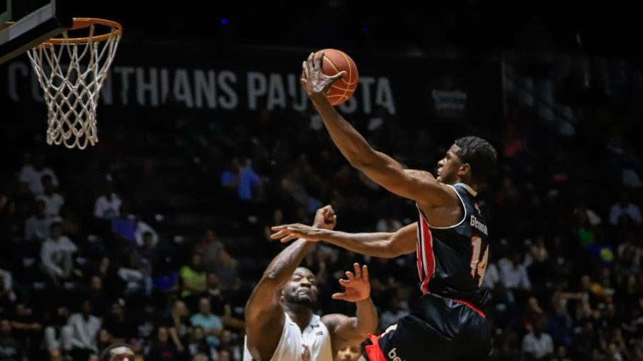 Georginho, do São Paulo, parte para a bandeja em jogo contra o Corinthians pelo NBB - Beto Miller/Corinthians