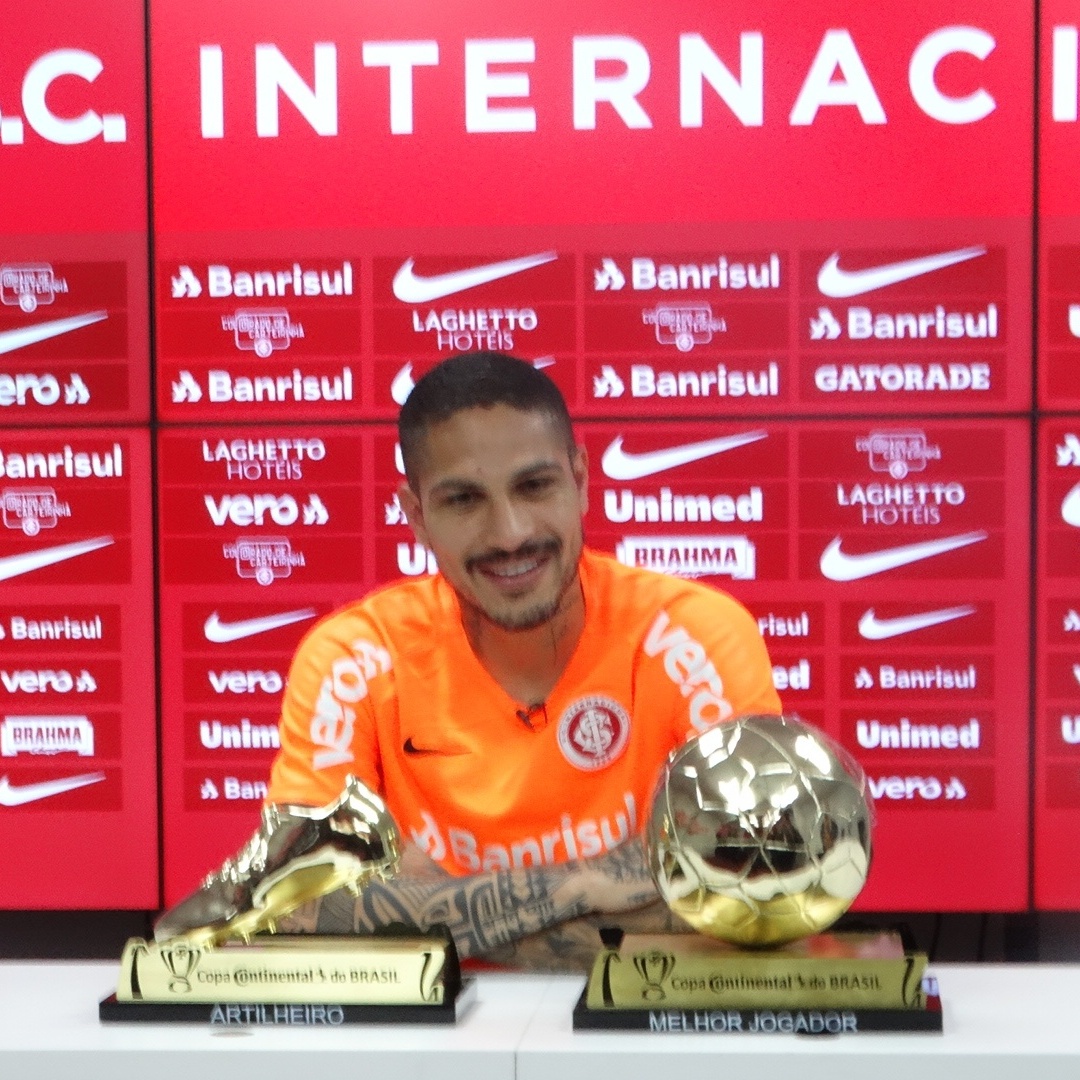 Um mês após vice, Guerrero recebe prêmio de artilheiro e craque da Copa do  Brasil, internacional