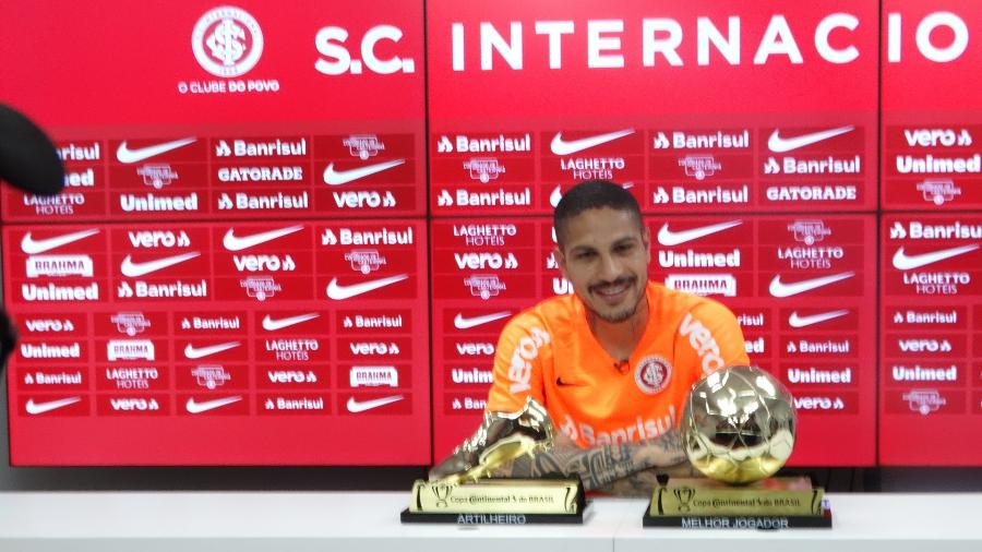 Paolo Guerrero recebe prêmios da Copa do Brasil no CT do Inter - Marinho Saldanha/UOL