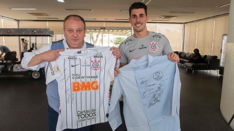 Erick Jacquin troca camisas autografadas com Danilo Avelar - Daniel Augusto Jr/Agência Corinthians