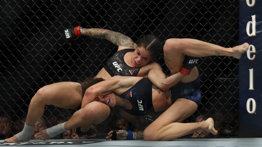 Amanda Nunes leva Germaine de Ranamie para o solo em luta no UFC 245 - Steve Marcus/Getty Images/AFP