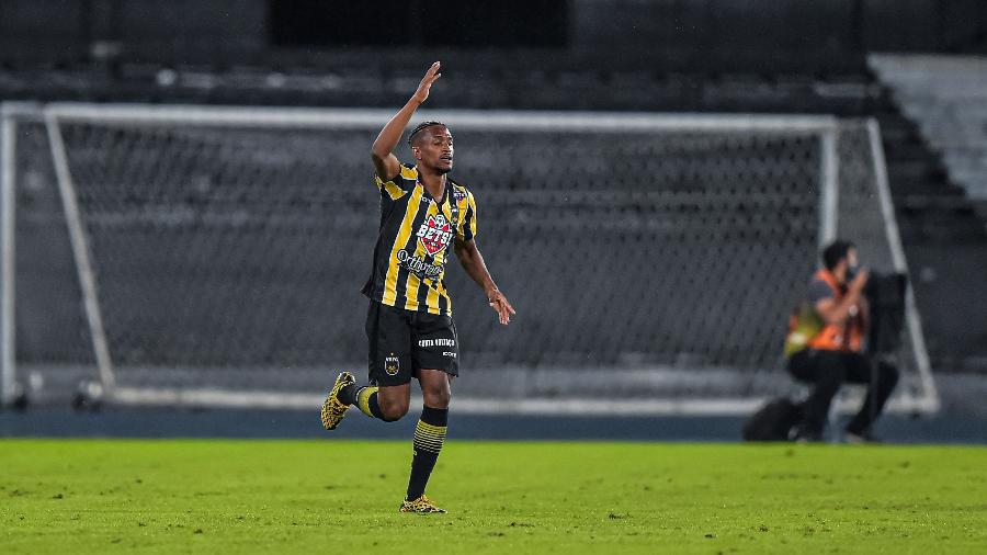 Saulo comemora gol do Volta Redonda contra o Fluminense - Thiago Ribeiro/AGIF