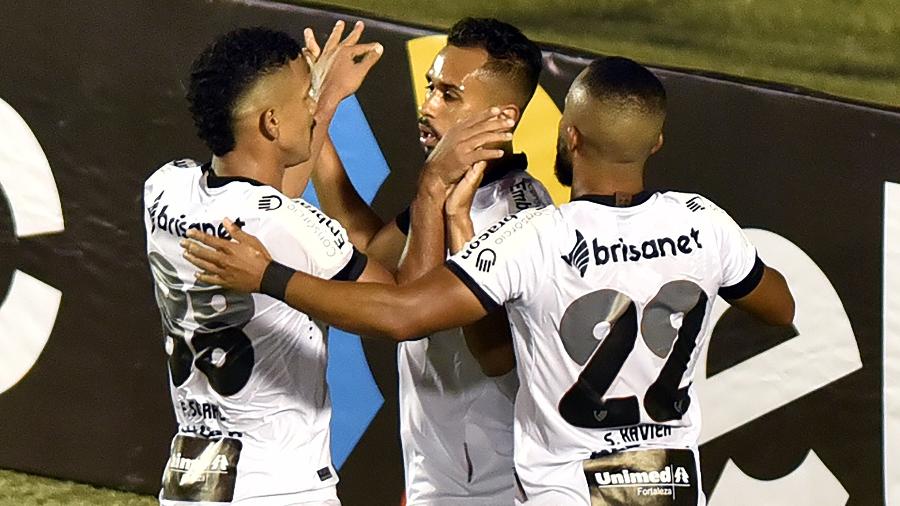 Lima, do Ceará, comemora seu gol com jogadores do time durante partida contra o Vitoria no Barradão pela Copa do Brasil  - Walmir Cirne/Agif/Estadão Conteúdo