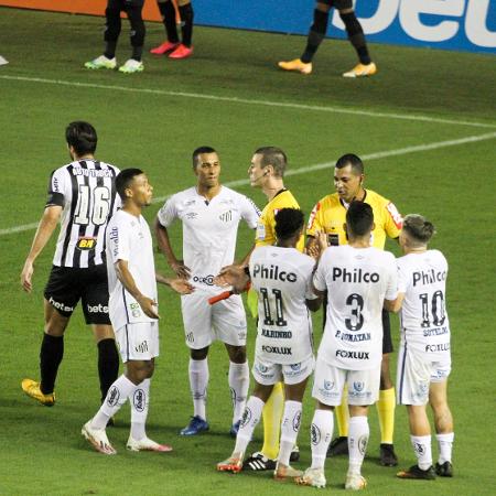Jogadores do Santos reclamam com a arbitragem durante jogo contra o Atlético-MG - Fernanda Luz/AGIF