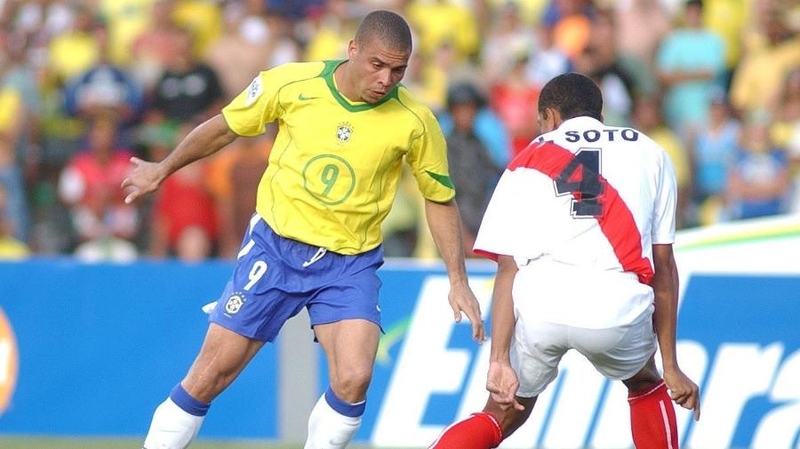 Ronaldo Fenômeno em ação com a camisa da seleção brasileira nas Eliminatórias da Copa 2006