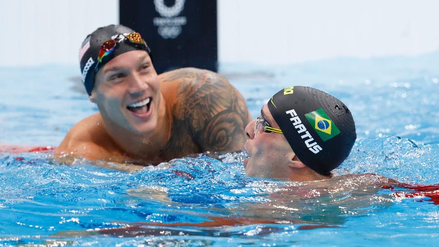 Bruno Fratus (bronze) comemora na piscina com Dressler campeão nos 50m livre nas Olimpíadas de Tóquio-2020 - Satiro Sodré/SSPress/CBDA