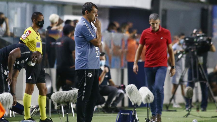 Os técnicos Fábio Carille (à frente) e Juan Pablo Vojvoda durante o confronto entre Santos e Fortaleza pelo Campeonato Brasileiro. 25/11/2021 - CARLA CARNIEL/REUTERS