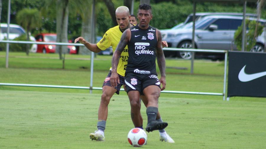 MC Livinho disputa bola com Paulinho durante jogo-treino entre Corinthians e GO Audax - Divulgação/GO Audax