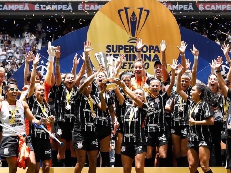 Corinthians bate o Grêmio no fim e ganha a primeira Supercopa