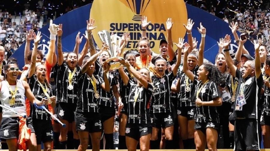 Jogadoras do Corinthians erguem a taça da Supercopa feminina - Rodrigo Gazzanel/Corinthians