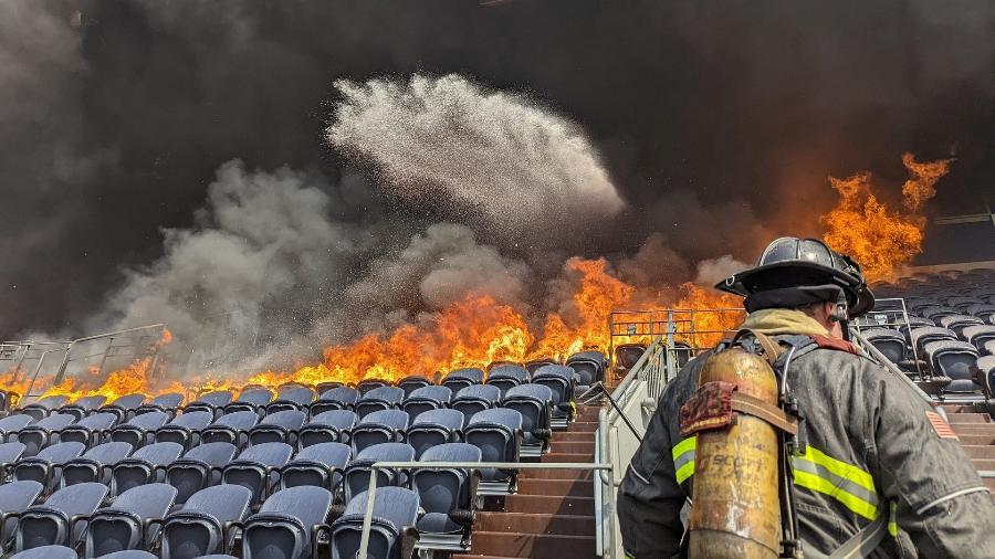 24.3.22 - Bombeiro atua no combate às chamas que atingiram o estádio Empower Field, casa do Denver Broncos, da NFL - Divulgação/Corpo de Bombeiros de Denver/Twitter
