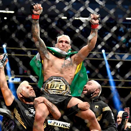 Charles do Bronx comemora vitória sobre Dustin Poirier pelo UFC - Chris Unger/Zuffa LLC