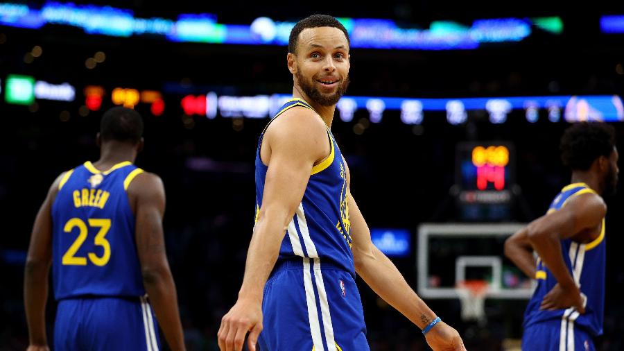 Stephen Curry precisou de uma "ajudinha" do cantor Justin Timberlake - ELSA/AFP