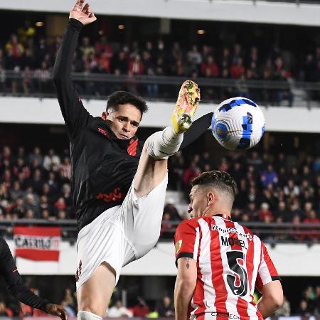 Khellven, from Athletico, tries to clear the ball in the match against Estudiantes - Marcelo Endelli/Getty Images - Marcelo Endelli/Getty Images