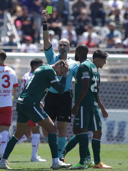 Pedro Raul, atacante do Goiás, levou cartão amarelo por comemorar seu gol na frente da torcida do RB Bragantino - Diogo Reis/AGIF