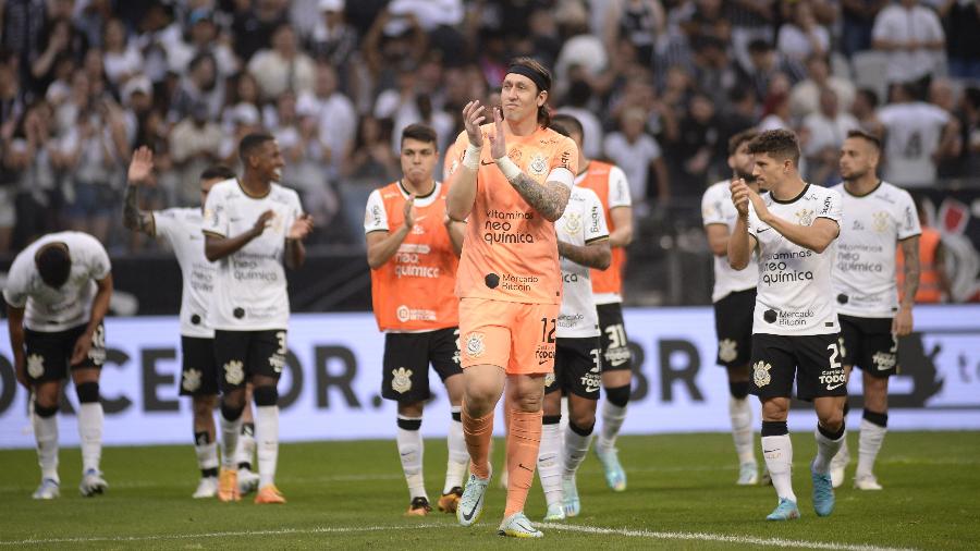 Cássio e demais jogadores do Corinthians aplaudem a torcida no último jogo da temporada de 2022