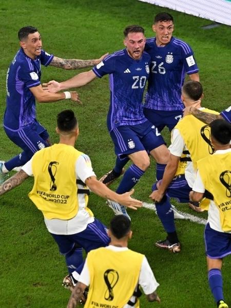 Alexis Mac Allister celebra com jogadores da Argentina o gol marcado sobre a Polônia - Glyn KIRK / AFP