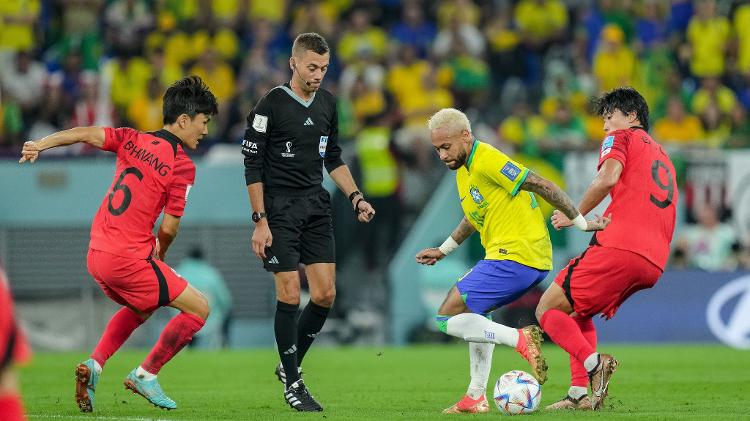 El delantero brasileño Neymar regatea alrededor del árbitro y los jugadores de Corea - Mohamad Karamali/Devody Images via Getty Images - Mohamad Karamali/Devodey Images via Getty Images