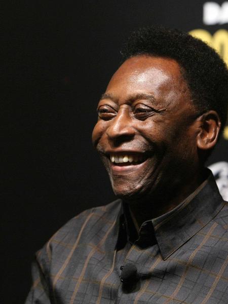 Pelé mostra a taça da Fifa em evento no Rio; ex-jogador deixa herança desconhecida