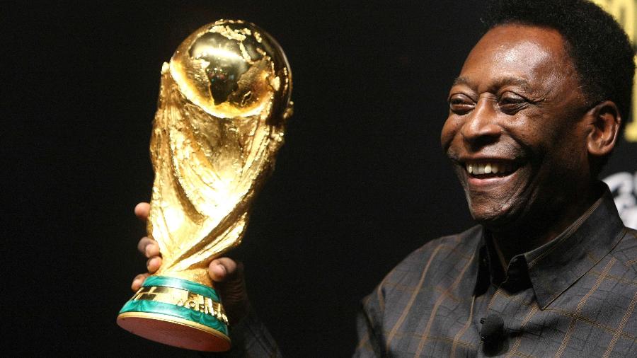 Pelé mostra a taça da Fifa em evento no Rio; ex-jogador deixa fortuna milionária - EFE/ MARCELO SAYAO