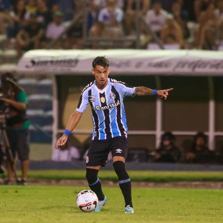 Ferreira, do Grêmio, em ação contra o Esportivo, pelo Campeonato Gaúcho 2023 - Luiz Erbes/AGIF