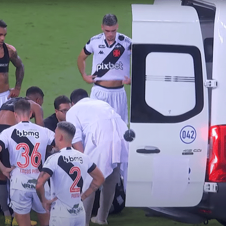 Philipe Sampaio, do Botafogo, foi atendido no gramado e saiu de ambulância - Reprodução/CazéTV