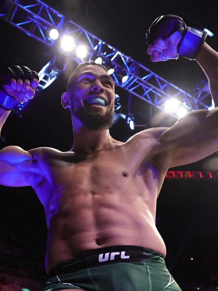 Johnny Walker celebra vitória contra Paul Craig no UFC 283. - Buda Mendes/Zuffa LLC via Getty Images