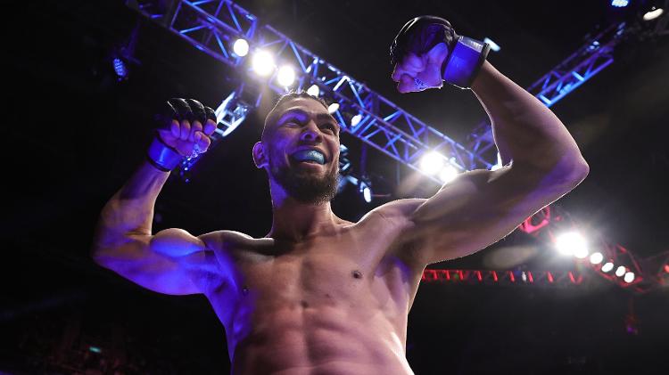 Johnny Walker celebra vitória contra Paul Craig no UFC 283.