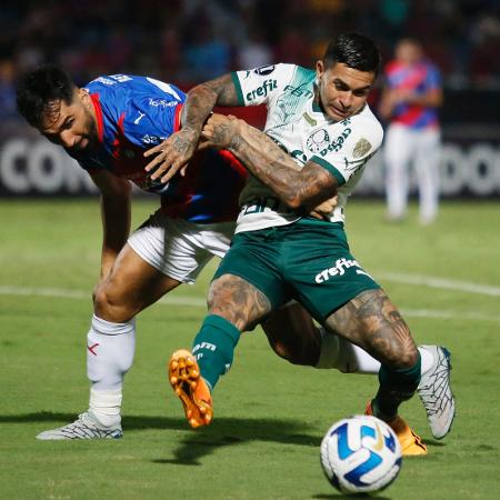 Dudu tenta sair da marcação em Cerro Porteño x Palmeiras, jogo da Libertadores - Cesar Olmedo/Reuters