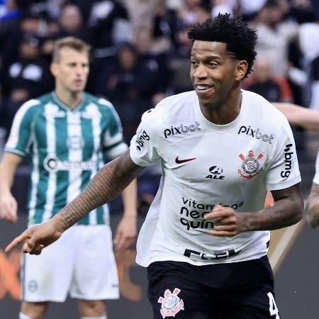 Gil festeja gol do Corinthians sobre o Coritiba em confronto do Campeonato Brasileiro