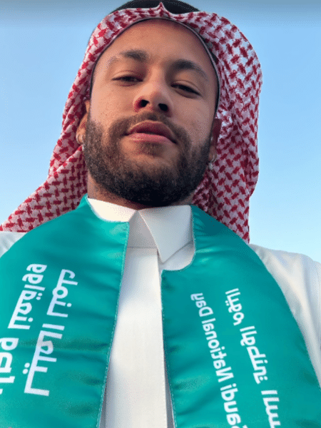 Neymar posa com traje típico da Arábia Saudita