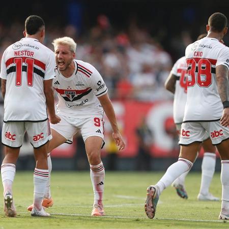 Calleri e Nestor, do São Paulo, vibram durante final contra o Flamengo na Copa do Brasil