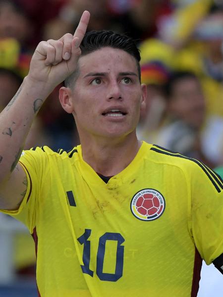 James Rodriguez, da Colômbia, comemora seu gol contra o Uruguai, pelas Eliminatórias