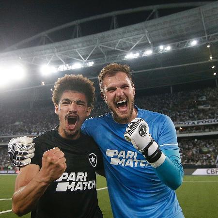 Goleiro Lucas Perri e zagueiro Adryelson celebram vitória do Botafogo